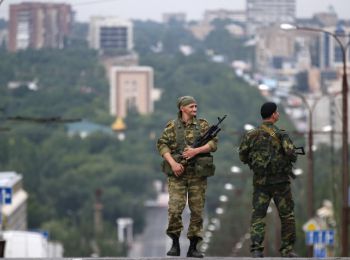 в донецке ввели военное положение и комендантский час