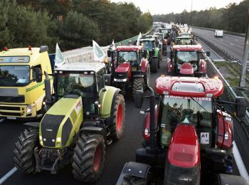 тысячи французских фермеров на тракторах блокируют париж акцией протеста