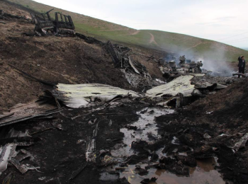 на месте крушения американского самолета-заправщика в киргизии обнаружены фрагменты тел 
