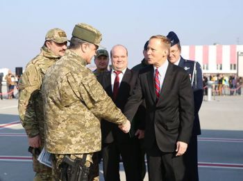 порошенко приехал забирать американские военные машины с оружием