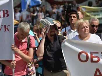 украинцы на пикете у здания правительства требуют увеличить прожиточный минимум
