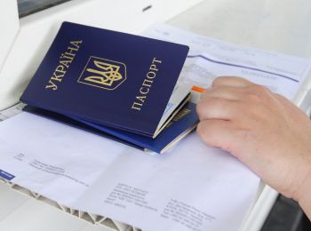сбегающие за границу украинцы, продают паспорта и свидетельства о рождении
