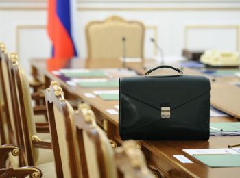 медведев пообещал повысить пенсионный возраст только чиновникам