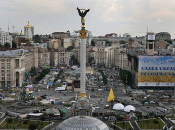 на киевском майдане начались столкновения митингующих с силовиками