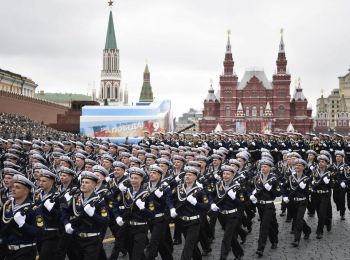 большинство россиян собираются смотреть парад победы
