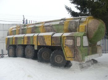 омские заключенные вылепили из снега «тополь-м» и танк т-34 в натуральную величину