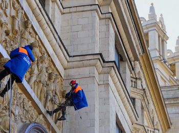 над московской высоткой подняли флаг украины