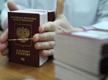 россиянам разрешат иметь второй загранпаспорт