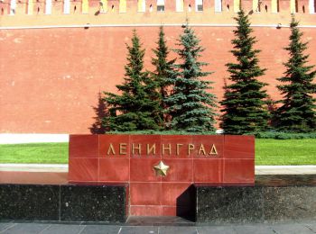 зюганов предложил переименовать санкт-петербург в ленинград