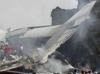 число жертв в индонезии в результате падения военного самолета увеличилось до 38 человек