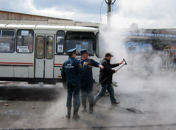 пассажирский автобус попал в гигантский «гейзер» в красноярске