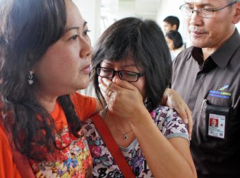 жители индонезии сообщают о взрыве в районе исчезновения авиалайнера