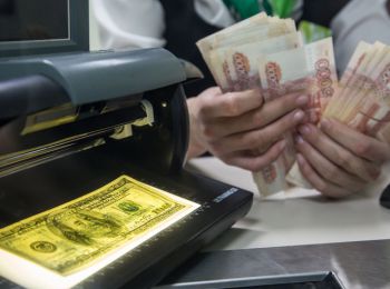 путин потребовал прекратить расчеты в долларах внутри страны