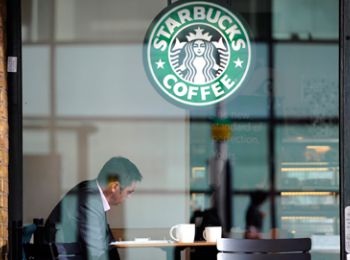 еврокомиссия проверит starbucks и apple на предмет уклонения от налогов