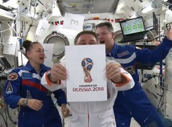 экипаж мкс представил эмблему чемпионата мира по футболу 2018