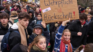 Тысячи немецких школьников вышли на акции протеста против закона о военной службе