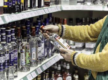 с российских прилавков может исчезнуть алкоголь с 1 января