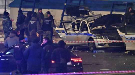 Неизвестный взорвал машину ДПС в Москве на Савёловском вокзале: один полицейский погиб, двое пострадали