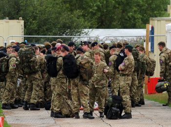 великобритания отправляет военных в прибалтику для защиты от россии