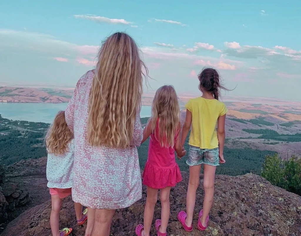 Инна Иксанова с детьми