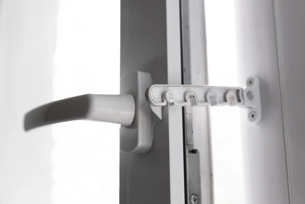 недорогое пластиковое окно, дача