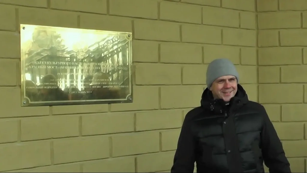 Илл. 3 Губернатор Клычков на фоне артефакта