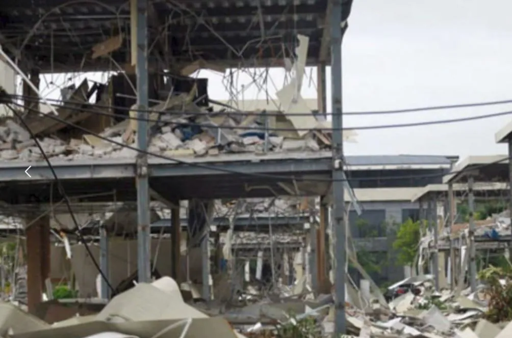 разрушенные здания скам-центра