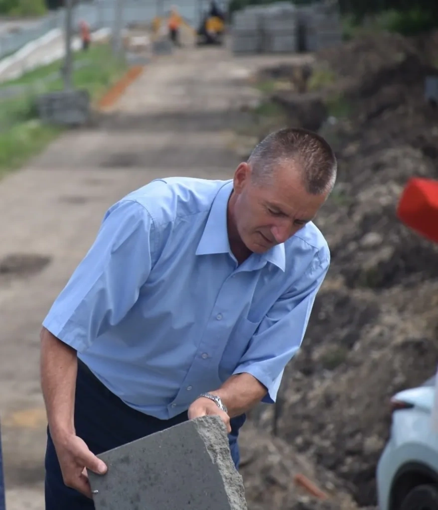 Илл. 5 Михаил Вдовин ломает плитку