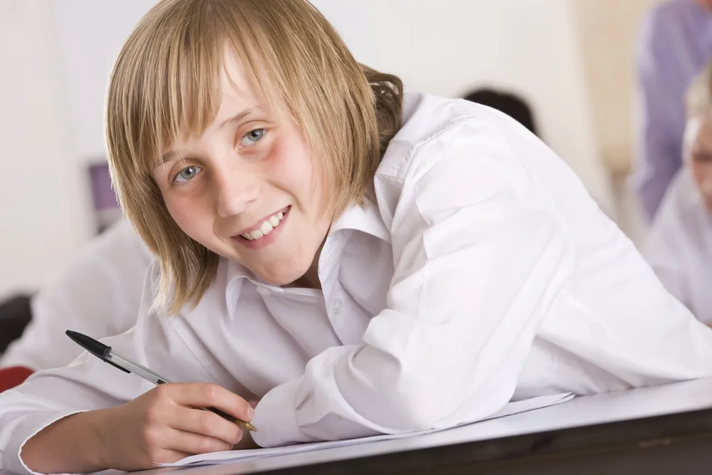 школа 2.webp School boy taking test on desk in classroom