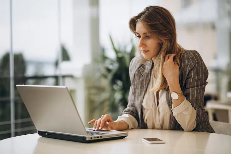 portrait-business-woman-working-laptop сервисы поддержки должников