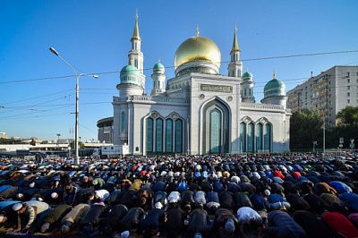 мусульмане отмечают праздник курбан-байрам