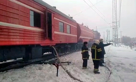 Для тушения пожара на нефтебазе на Кубани после атаки БПЛА отправили пожарный поезд