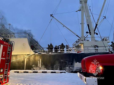 для тушения привлекли 28 человек: в порту мурманска загорелось судно «принцесса арктики»