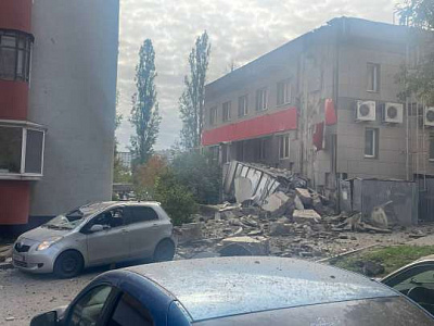 в белгороде в результате обстрела частью ракеты оказался разрушен дом (видео)