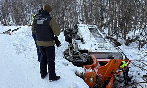 Десять рабочих пострадали при падении автобуса с моста в реку на Камчатке