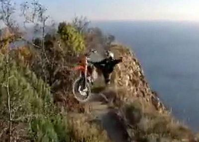 в краснодарском крае опытный мотоциклист потерял управление на скале и разбился (видео)