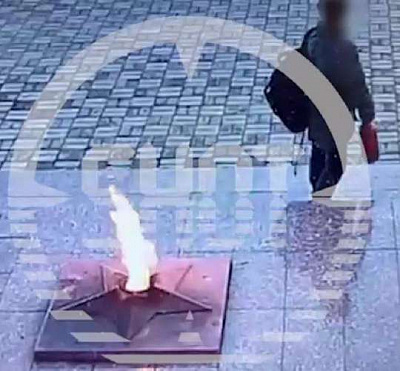 в подмосковье 11-летний школьник подорвал мемориал вечного огня с помощью огнетушителя (видео) dddiqdkiqtkiekkrt
