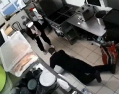в подмосковье сотрудница кафе из таджикистана зарезала своего коллегу в ходе конфликта (видео)