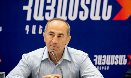 В Армении задержали экс-президента Роберта Кочаряна. Его обвиняют во взяточничестве и отмывании денег