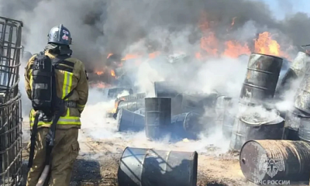 МЧС России: под Ростовом-на-Дону загорелся склад с горюче-смазочными материалами