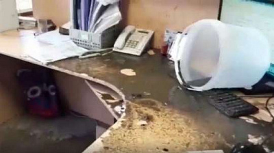 в свердловской области коммунистка облила фекалиями из канализации кабинет чиновника (видео)