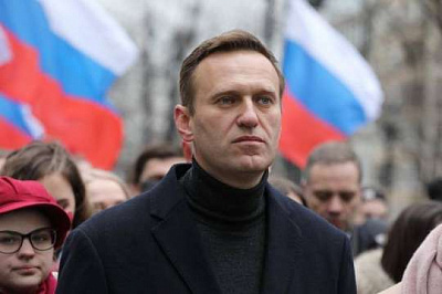 навальный заявил, что в колонию, где он отбывает срок, прилетал вербовать зеков пригожин