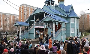 Неадекват с лопатой напал на прихожан и медиков возле московского храма