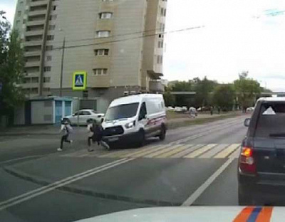 в москве торопившаяся машина скорой помощи сбила школьницу в день знаний (видео)