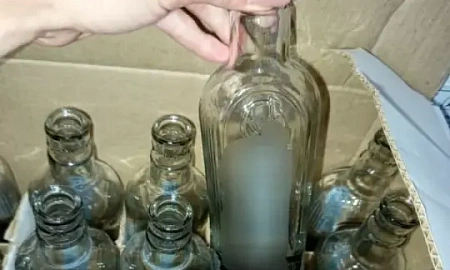 В Крыму ликвидировали цех с 5,5 тыс. бутылок контрафактного элитного алкоголя