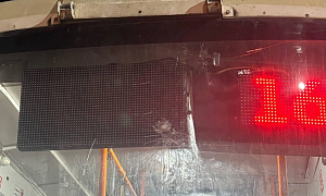 В Новосибирске ищут подростков, разгромивших трамвай и напавших на водителя