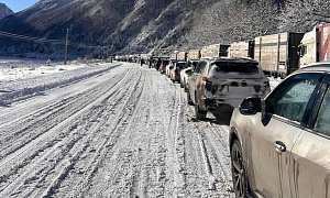 Сотни машин застряли на российско-грузинской границе из-за снежного коллапса