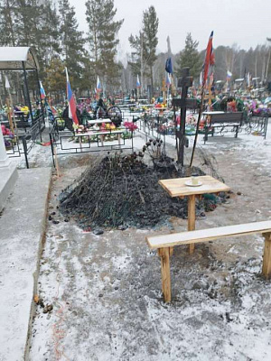 порезаны 25 флагов: в челябинской области вандалы разгромили могилы участников спецоперации (видео)