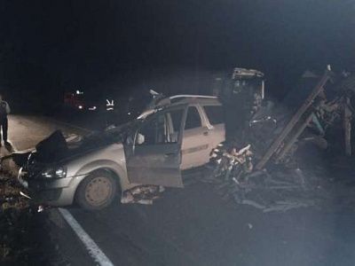 в омской области из-за столкновения машины с трактором погибли двое взрослых и двое детей