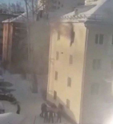 в екатеринбурге соседи спасли женщину, выпрыгнувшую из горящей квартиры на 4-ом этаже (видео)